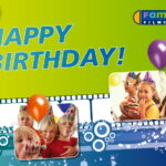 Bunte „Happy Birthday“-Karte mit Luftballons, Kindern mit Partyhüten und einem „Family Film Club“-Logo vor einem blau-weißen Hintergrund mit Filmstreifenmotiv.