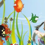 Zwei Kinder schwimmen unter Wasser, umgeben von animierten, farbenfrohen Cartoon-Fischen und Seetang-Illustrationen.