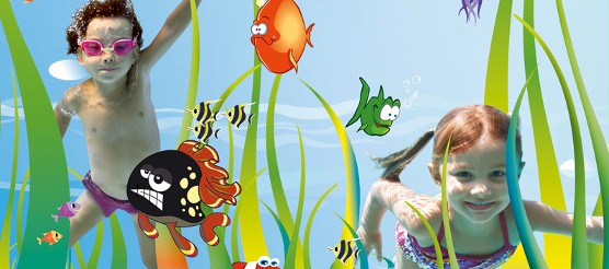 Zwei Kinder schwimmen unter Wasser, umgeben von animierten, farbenfrohen Cartoon-Fischen und Seetang-Illustrationen.