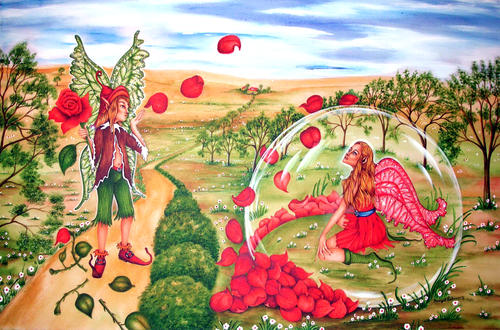 Zwei geflügelte Feen befinden sich auf einer Wiese; die eine hält eine Rose in der Hand, während die andere in einer durchsichtigen Blase sitzt, die von Rosenblättern umgeben ist, mit einem gewundenen Weg und Bäumen im Hintergrund.