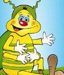 Zeichentrickfigur Biene mit grünen Fühlern, blauen Augen und roter Nase, trägt weiße Handschuhe und braune Schuhe und sitzt auf Gras vor blauem Hintergrund.