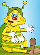 Zeichentrickfigur Biene mit grünen Fühlern, blauen Augen und roter Nase, trägt weiße Handschuhe und braune Schuhe und sitzt auf Gras vor blauem Hintergrund.