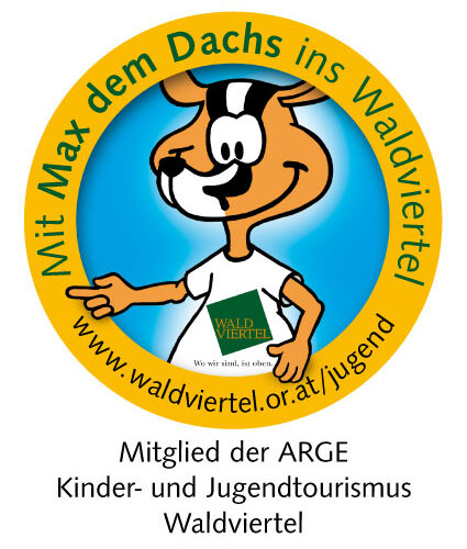 Ein Dachs-Maskottchen in einem weißen Hemd steht in einem gelben Kreis mit einem deutschen Text, der für den Jugendtourismus im Waldviertel wirbt.