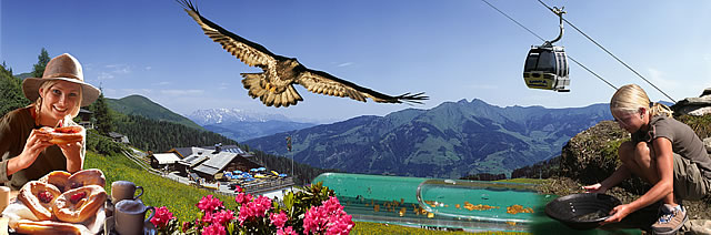 Eine Frau isst im Freien Gebäck, ein Adler schwebt über der Berglandschaft, eine Seilbahn fährt nach oben, und eine andere Person schwenkt in einem Fluss, alles inmitten einer alpinen Landschaft.