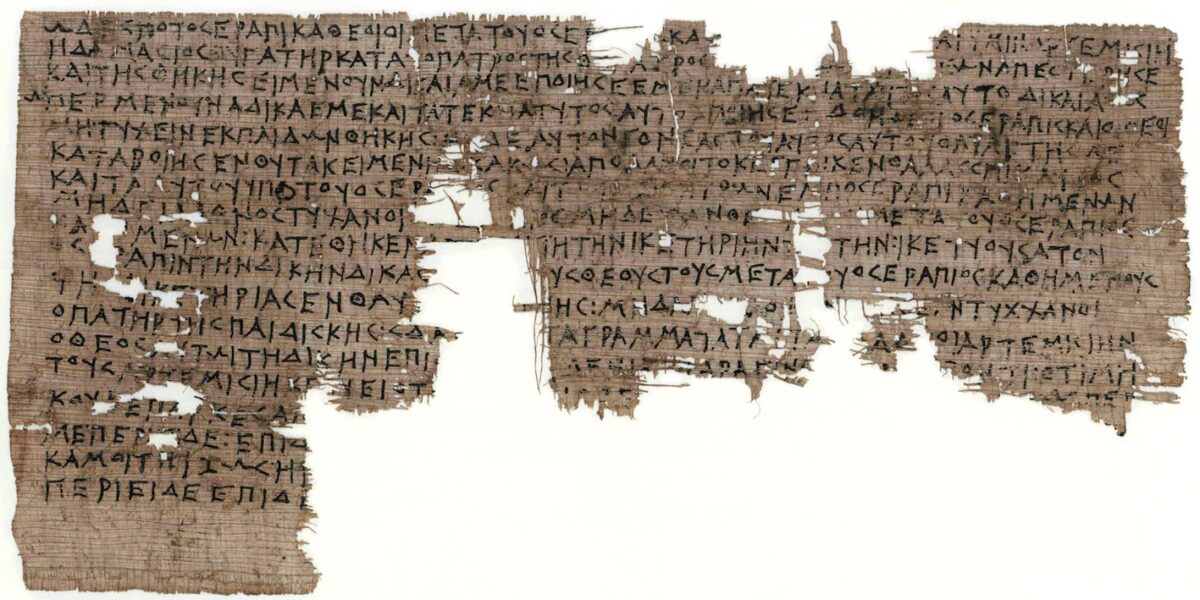 Fragment eines altgriechischen Papyrusmanuskripts mit handgeschriebenen Zeilen in schwarzer Tinte; Teile des Papyrus fehlen und sind ausgefranst.
