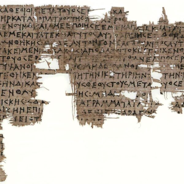 Fragment eines altgriechischen Papyrusmanuskripts mit handgeschriebenen Zeilen in schwarzer Tinte; Teile des Papyrus fehlen und sind ausgefranst.