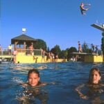 Drei Bilder nebeneinander: Kinder in einem Hallenbad, Menschen beim Tauchen und Schwimmen in einem Freibad und zwei Frauen in Handtüchern beim Betreten einer Sauna.