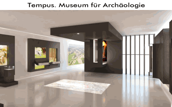 Modernes Museumsinterieur mit Vitrinen, digitalen Bildschirmen und natürlichem Licht durch hohe Fenster; Aufschrift „Tempus. Museum für Archäologie“.