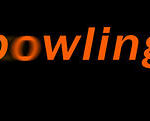 Eine schwarze Bowlingkugel ist im Begriff, fünf aufrecht stehende Kegel zu treffen, mit dem Wort "Bowlinghouse" in orangefarbener Schrift auf schwarzem Hintergrund.