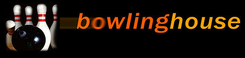 Eine schwarze Bowlingkugel ist im Begriff, fünf aufrecht stehende Kegel zu treffen, mit dem Wort "Bowlinghouse" in orangefarbener Schrift auf schwarzem Hintergrund.