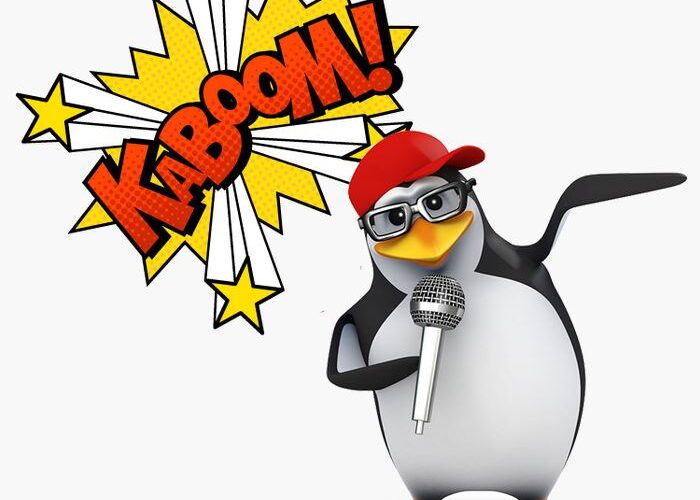 Ein Zeichentrick-Pinguin mit Brille und roter Kappe hält ein Mikrofon mit einer erhobenen Flosse; daneben ist eine „KABOOM!“-Grafik im Comic-Stil zu sehen.