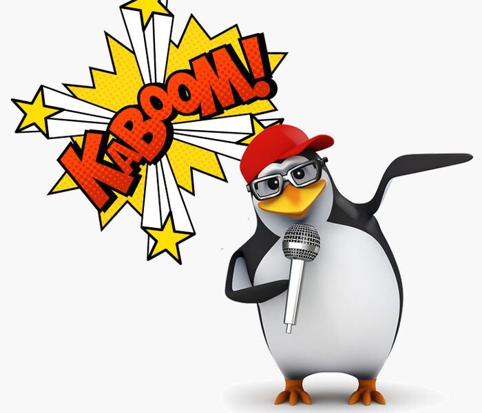 Ein Zeichentrick-Pinguin mit Brille und roter Kappe hält ein Mikrofon mit einer erhobenen Flosse; daneben ist eine „KABOOM!“-Grafik im Comic-Stil zu sehen.