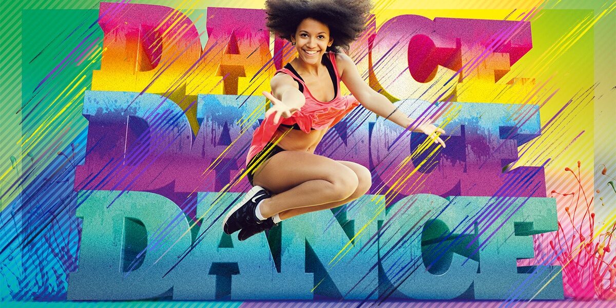 Eine Frau in Sportkleidung springt energisch vor dem farbenfrohen, fettgedruckten Text „DANCE“, der dreimal vor einem lebendigen Hintergrund mit Farbverlauf wiederholt wird.