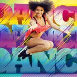 Eine Frau in Sportkleidung springt energisch vor dem farbenfrohen, fettgedruckten Text „DANCE“, der dreimal vor einem lebendigen Hintergrund mit Farbverlauf wiederholt wird.