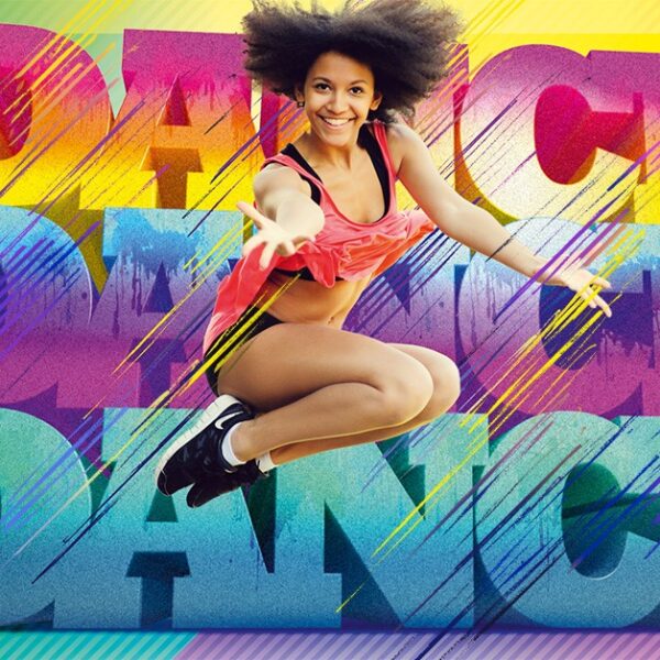 Eine Frau in Sportkleidung springt energisch vor dem farbenfrohen, fettgedruckten Text „DANCE“, der dreimal vor einem lebendigen Hintergrund mit Farbverlauf wiederholt wird.