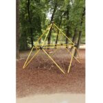 Ein gelbes Metallklettergerüst mit Seilnetz steht auf Raufaserboden in einem von Bäumen umgebenen Park.