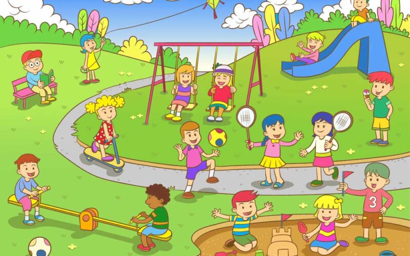 Kinder spielen an einem sonnigen Tag auf einem farbenfrohen Spielplatz auf Schaukeln, einer Rutsche, einer Wippe, mit einem Ball und in einem Sandkasten.