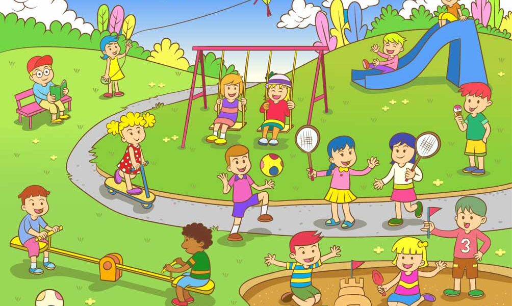 Kinder spielen in einem Park mit Schaukeln, einer Rutsche, einer Wippe, einem Sandkasten und verschiedenen Spielzeugen. Einige Kinder spielen Ball, fahren mit dem Roller und bauen eine Sandburg.