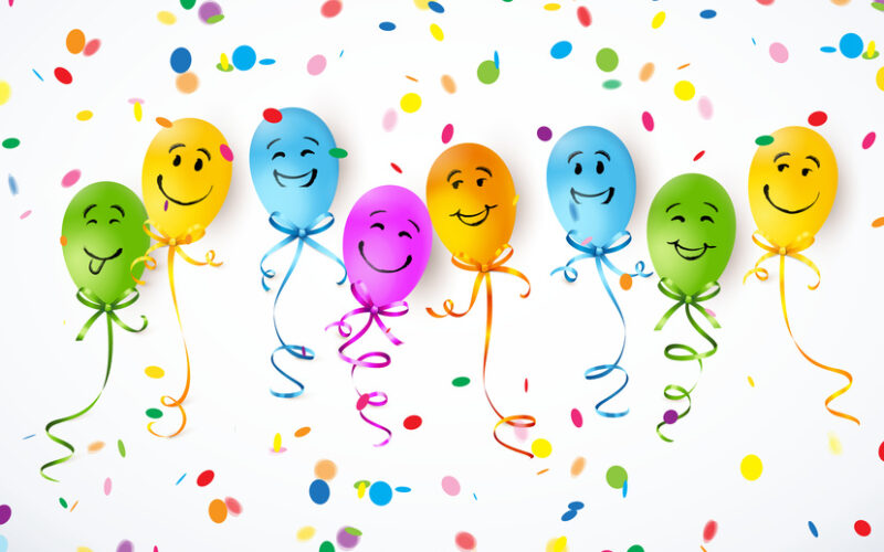 Acht bunte Ballons mit lächelnden Gesichtern schweben, an jedem ist ein Band befestigt, umgeben von buntem Konfetti auf weißem Hintergrund.