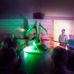 Eine Gruppe von Menschen, die um einen Tisch herum sitzen.