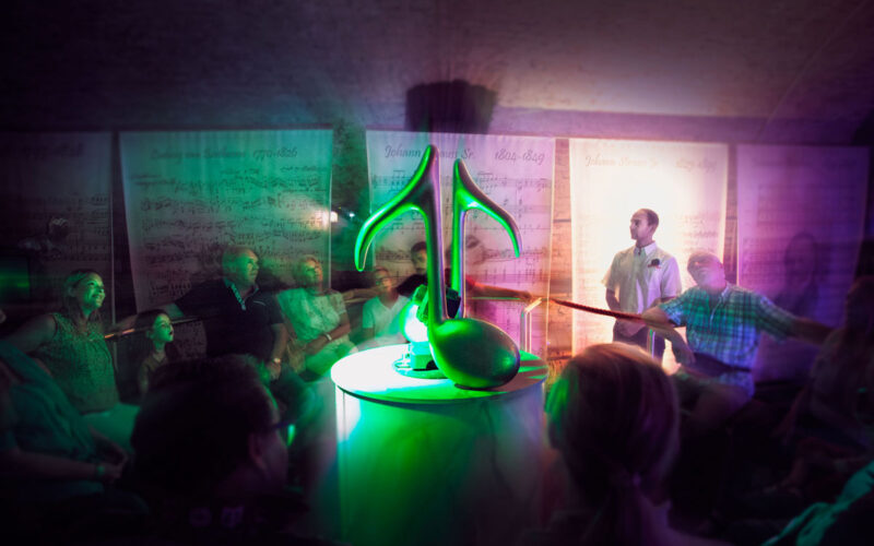 Eine Gruppe von Menschen, die um einen Tisch herum sitzen.