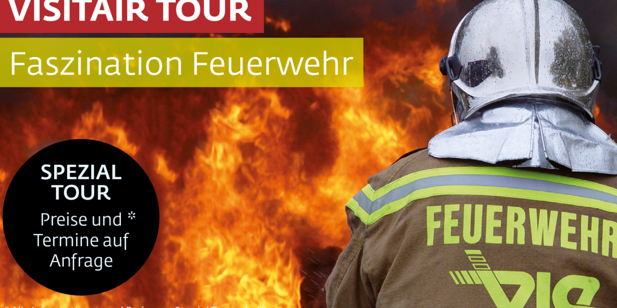 Ein Feuerwehrmann in voller Montur steht vor großen Flammen; ein deutscher Text wirbt für eine Feuerwehr-Tour namens "Faszination Feuerwehr" mit Buchungsinformationen.