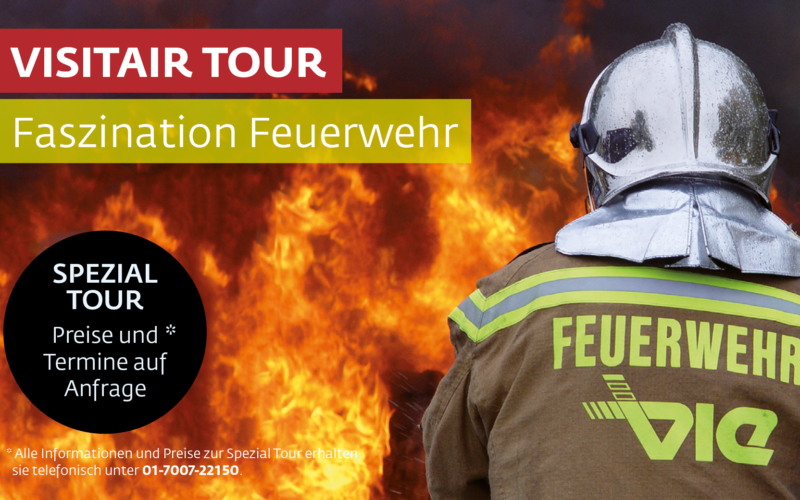 Ein Feuerwehrmann in voller Montur steht vor großen Flammen; ein deutscher Text wirbt für eine Feuerwehr-Tour namens "Faszination Feuerwehr" mit Buchungsinformationen.