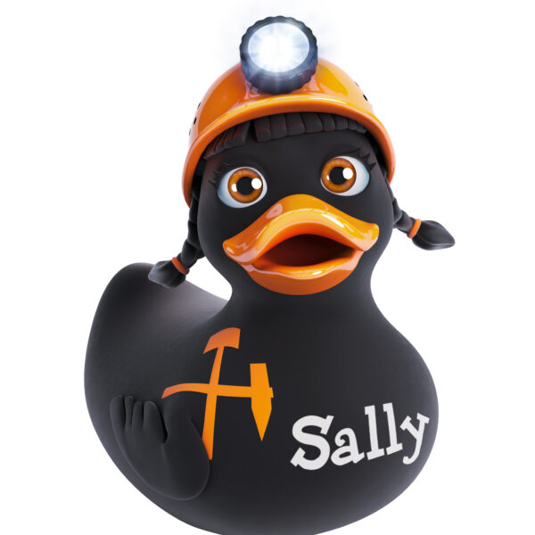 Eine schwarze Gummiente mit geflochtenem Haar, die einen orangefarbenen Bergmannshelm mit Stirnlampe trägt und mit der Aufschrift „Sally“ und einem Spitzhacken- und Hammersymbol an der Seite versehen ist.