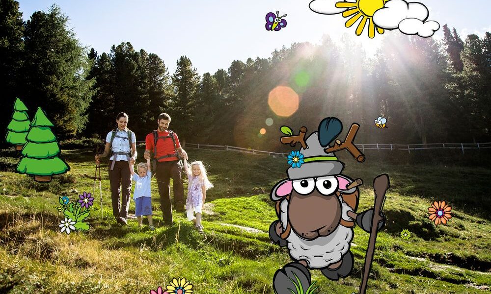 Eine vierköpfige Familie, die auf einer sonnenbeschienenen Wiese wandert, wobei das Bild von Cartoon-Schafen und Naturillustrationen überlagert wird.