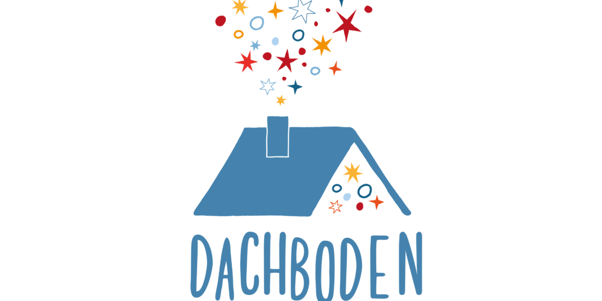 Ein blaues Hausdach mit bunten Sternen und Kreisen, die aus dem Schornstein ragen, darüber der deutsche Text "Dachboden Zauber.