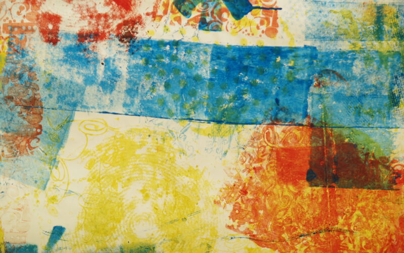 Abstraktes Gemälde mit blauen, gelben, roten und orangefarbenen strukturierten Blöcken und Wirbeln, die über einen überwiegend weißen Hintergrund gelegt sind.