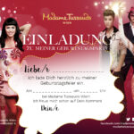 Geburtstagsparty-Einladung von Madame Tussauds Wien mit Wachsfiguren von Berühmtheiten auf rotem Hintergrund, wobei die Veranstaltungsdetails zum Ausfüllen frei gelassen werden.