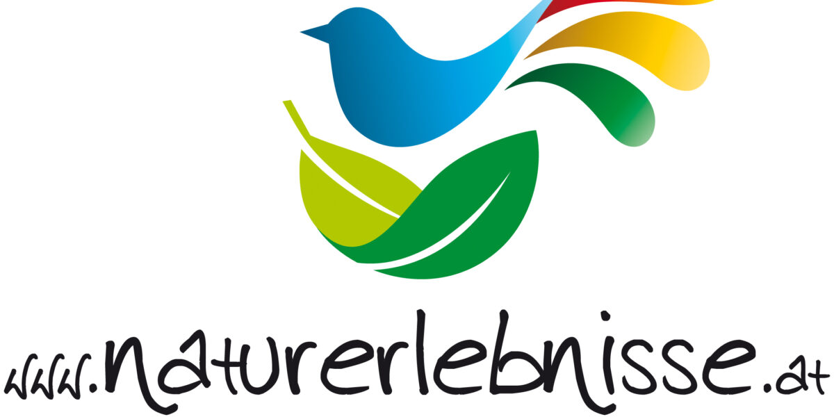 Das Logo zeigt einen stilisierten blauen und grünen Vogel über grünen Blättern mit dem Text "www.naturerlebnisse.at spUeR-SINN" in handschriftlicher Schrift darunter.