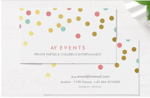 Zwei Visitenkarten für AY Events mit goldenen, rosa und blaugrünen Punkten, Kontaktinformationen und Dienstleistungen für private Partys und Kinderunterhaltung.