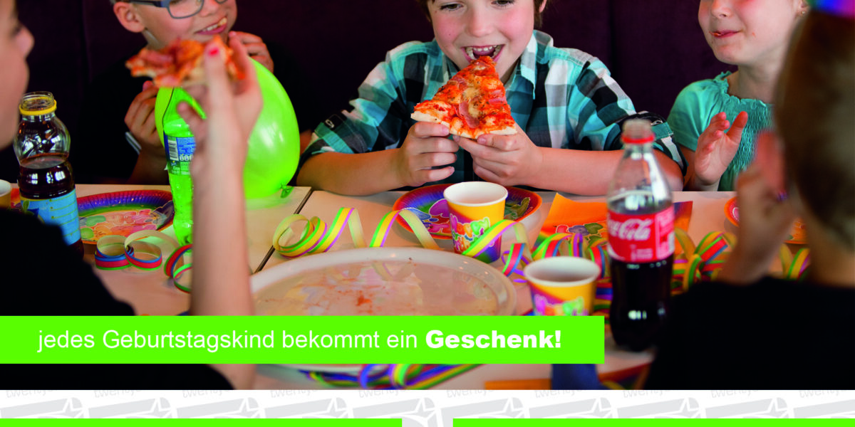 Drei Kinder sitzen bei einer Geburtstagsfeier an einem Tisch mit Getränken, tragen Partyhüte und lächeln, mit Luftballons und Partydekoration im Hintergrund. Informationen über Bowling-Party-Pakete finden Sie unten.