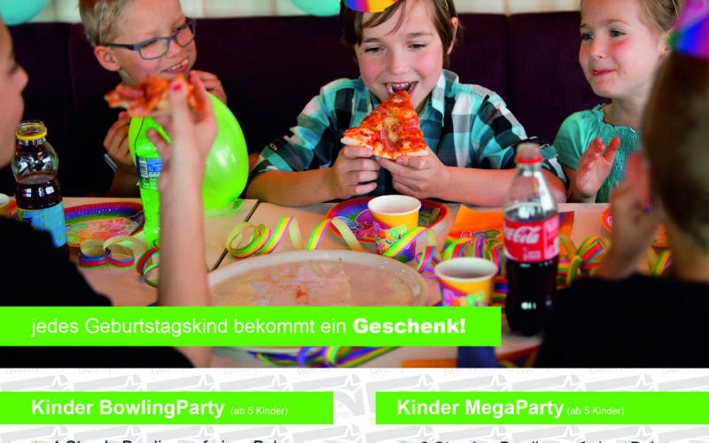 Drei Kinder sitzen bei einer Geburtstagsfeier an einem Tisch mit Getränken, tragen Partyhüte und lächeln, mit Luftballons und Partydekoration im Hintergrund. Informationen über Bowling-Party-Pakete finden Sie unten.