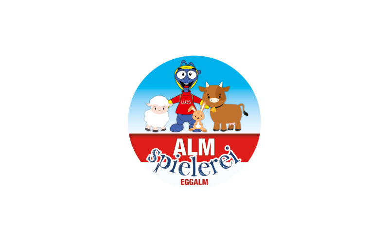 Logo mit einem Cartoon-Maskottchen in Blau und Gelb, einem Schaf, einem Hasen und einer Kuh, darüber der Text „ALM spielerei EGGALM“ auf blau-rotem Kreishintergrund.