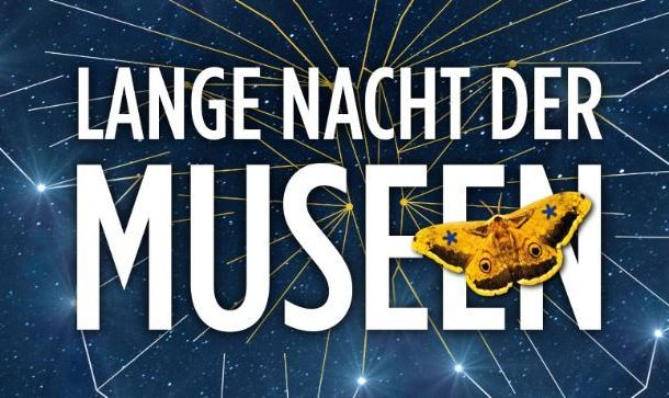 Plakat mit dem deutschen Text "Lange Nacht der Museen", mit einer gelben Motte und einem Sternenhintergrund mit Sternbildlinien.