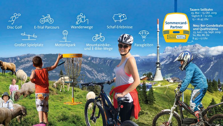 Die Menschen genießen verschiedene Outdoor-Aktivitäten wie Radfahren, Wandern, Disc-Golf und den Umgang mit Schafen in einer bergigen Landschaft unter sonnigem Himmel. Aktivitätsschilder und ein Zeitplan sind sichtbar.