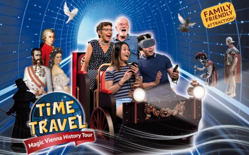 Vier Personen, zwei davon mit Virtual-Reality-Headsets, fahren in einem Themenfahrzeug durch einen digitalen Tunnel mit historischen Figuren und Tauben und werben für die "Time Travel: Magische Wiener Geschichte Tour".