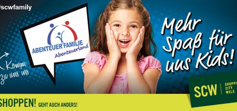 Ein junges Mädchen, das lächelnd die Hände auf die Wangen legt, neben dem Logo der Abenteuer Familie Abenteuerland und einem deutschen Text, der für die SCW Shopping City Wels wirbt.