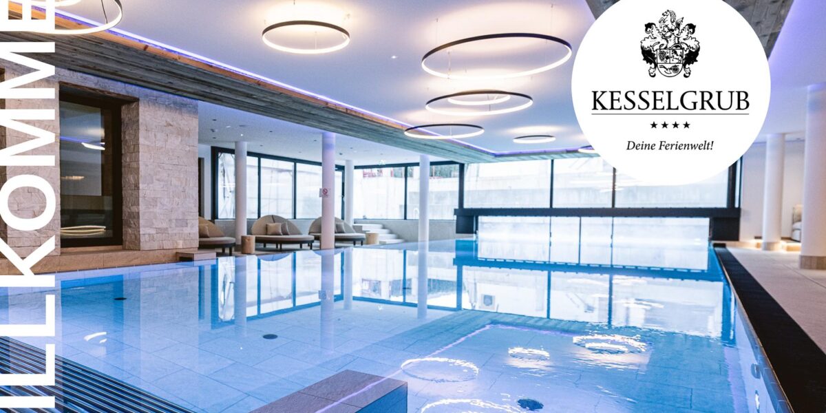 Hallenbadbereich mit moderner Beleuchtung, Liegestühlen und großen Fenstern; das Logo des Hotels Kesselgrub" und der Text WILLKOMMEN" sind auf dem Bild zu sehen.