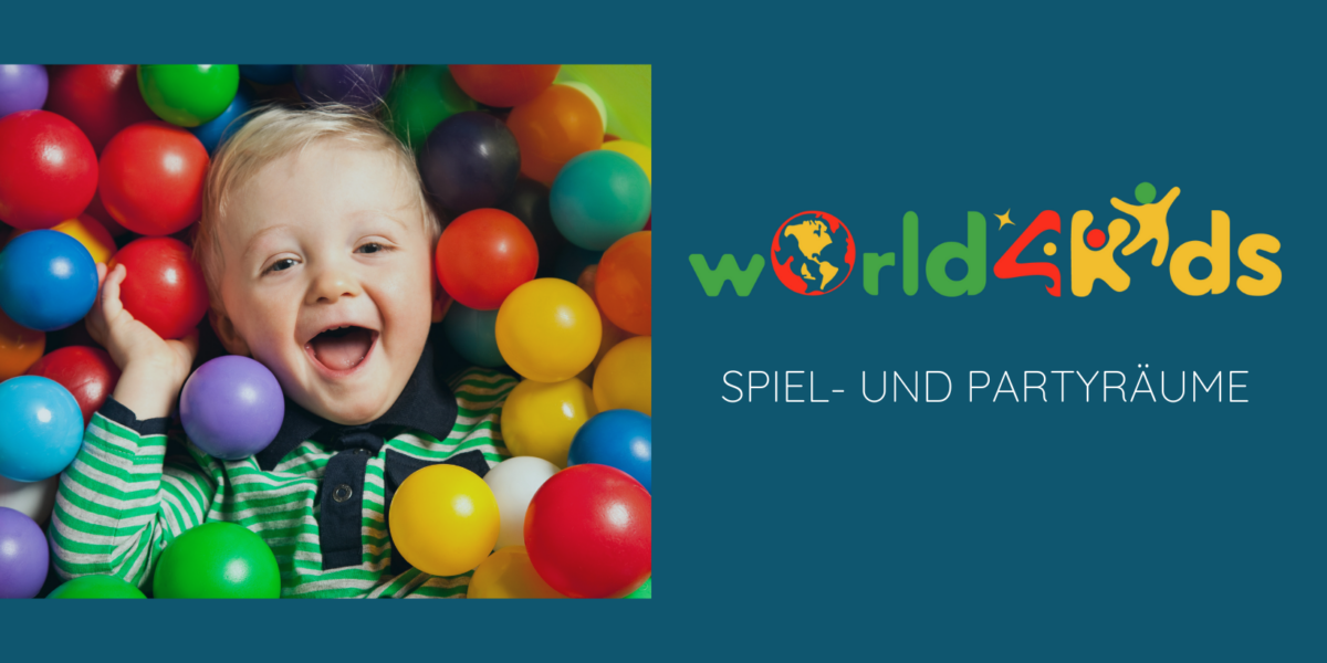 Ein lächelndes Kind in einem gestreiften Hemd spielt in einer bunten Ballgrube. Neben dem Bild ist das "world4kids"-Logo und der Text "SPIEL- UND PARTYRÄUME" auf einem blaugrünen Hintergrund zu sehen.