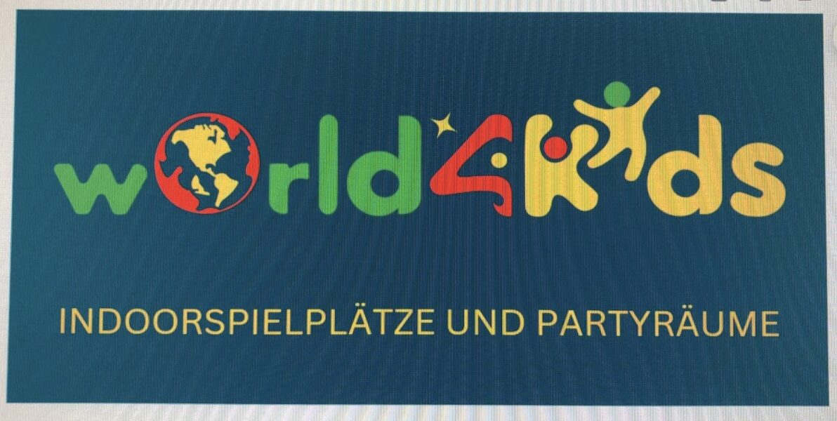 Logo für "world4kids" mit verspielten, bunten Buchstaben und Symbolen. Der Text darunter lautet auf Deutsch "INDOORSPIELPLÄTZE UND PARTYRÄUME" auf blauem Hintergrund.