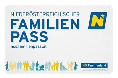 Eine Niederösterreichische Familienpass-Karte mit der Website noe.familienpass.at, einem gelb-blauen Logo und Familiensilhouetten am unteren Rand.