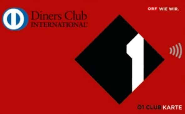 Eine rote Diners Club International Karte mit schwarzem Quadrat und weißer Eins, Kontaktlos-Symbol und dem Text "Ö1 CLUB KARTE".