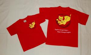 Zwei rote T-Shirts mit einer gelben Katzengrafik; ein Shirt hat die große Grafik und den Text "English through Music - Music through English", das andere hat ein kleines Brustlogo.