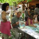 Eine Gruppe von Menschen an einem Tisch.