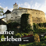 Ein steinernes Schloss mit einem runden Turm steht auf einem Hügel, umgeben von Grün, mit den Worten "Renaissance erleben ..." in weißer Schrift im Vordergrund.