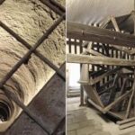 Die Bilder zeigen einen tiefen Steinbrunnen mit einem Metallgitter und einem Spiralmechanismus auf der linken Seite und große hölzerne Zahnräder und Maschinen auf der rechten Seite, beide in einer historischen Umgebung.